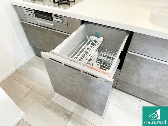 食事後の一仕事、食器洗いをボタン一つでお任せできちゃいます！場所を取らないビルトイン式なので、お料理スペースもしっかり確保！