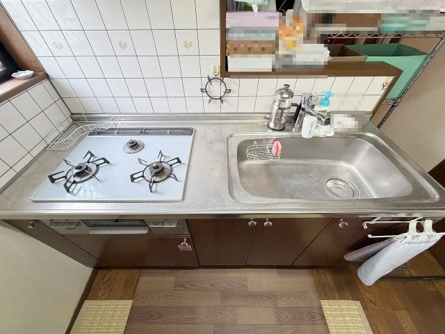 1階のキッチンです。3口ガスコンログリル付きシステムキッチン。