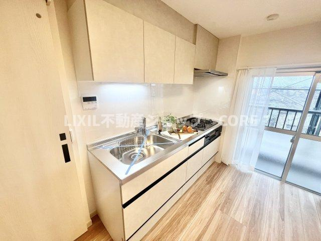 沢山の調理器具や調味料が収納でき、大きな流しもついてます　毎日のお料理が楽しみです。