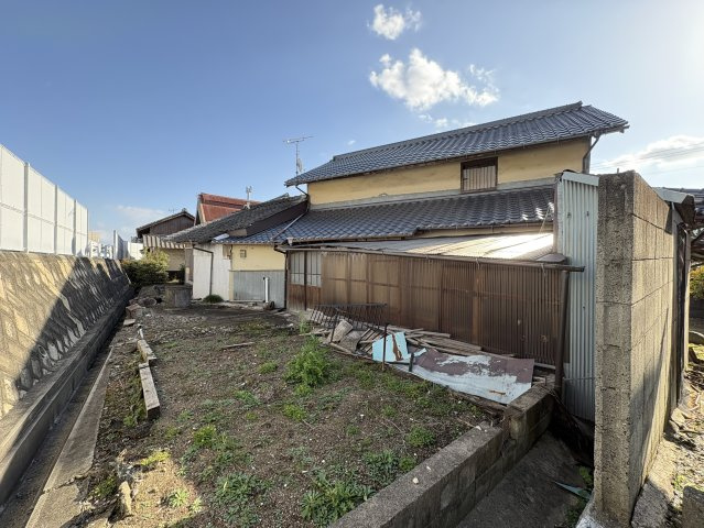 敷地の北側は川沿いの土手に面しています。加茂川からの涼やかな風や開放的な抜け感が魅力。季節ごとに変わる川辺の景色を眺めながら、穏やかな暮らしを楽しめます。自然を感じつつも、生活利便性の高い立地です。