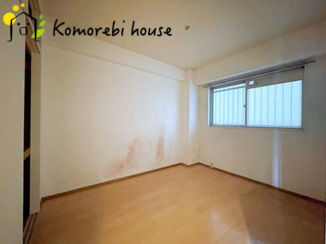 落ち着いた色調の寝室です