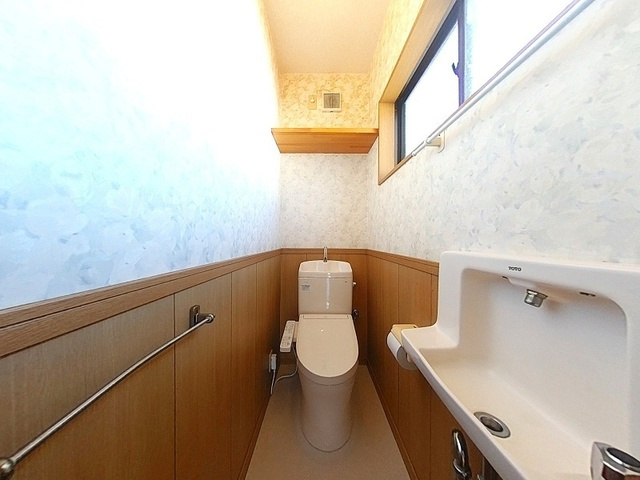 窓付きで明るいトイレ空間。毎日を快適に。