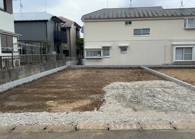 バルコニーは、室外の専用スペースのうち、「屋根がなく開放された空間」であるものを指します。ベランダより広いタイプのものが多く、日当たりもよいため家庭菜園などを楽しみたい人にとって適した環境となります。