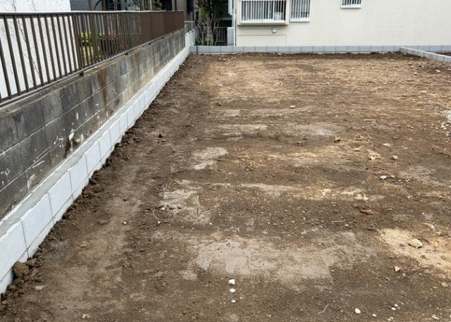 敷地内には、散水栓や立水栓があります。水道水を直接利用できるため、水を運ぶ手間を省くことが出来ます。大量の水を必要とする洗車作業や清掃などに役立ちます。その他設備とあわせて、現地でご確認ください。