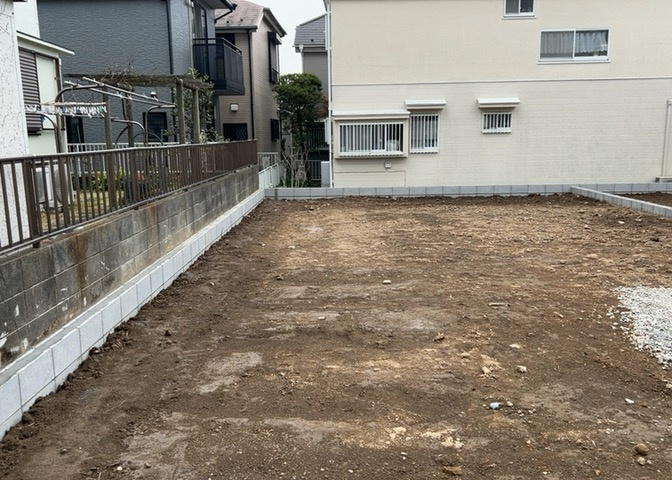 ベタ基礎とは、柱の位置に関係なく全体に基礎がある事を指し、面積が大きい分建物の重さを全体に分散できます。また、地面からの湿気や害虫を遮断でき、木造住宅で心配されるシロアリ被害を防ぐ効果も期待できます。