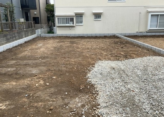 基礎パッキング工法とは、床下の換気確保のため基礎と土台の間に緩衝材を挟み込む工法です。土台の下に数十センチの間隔で設置されるため、全体的な隙間が生まれます。床下換気口に比べて高い通気性が確保されます。