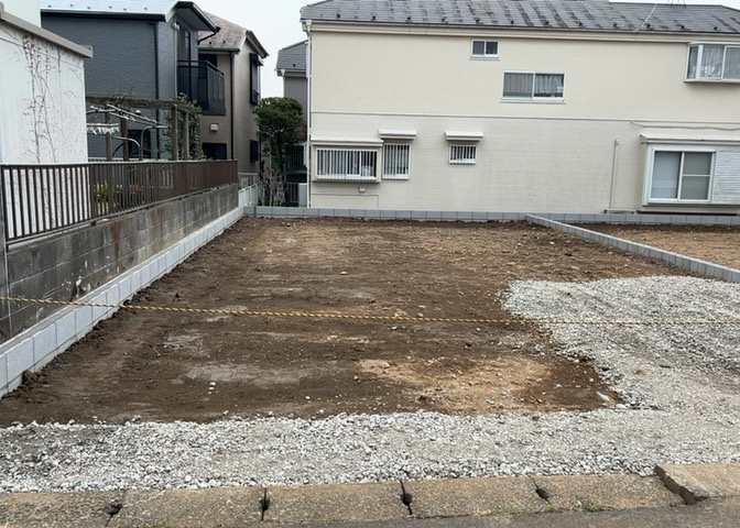 現地に行くなら、物件の周囲の地形がどうなっているかを見ることも大切です。周辺より低くなっている土地では、大雨などで水が集まりやすいため、地盤が弱くなっているということも考えられるため、注意が必要です。