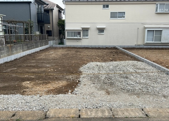 道幅が狭い場所は比較的土地の値段が低いことが多く、また交通量が少ないため騒音が少なく静かな環境で過ごせます。また、小さいお子様がいるご家庭も安心です。一方で車の駐車が難しいというデメリットもあります。