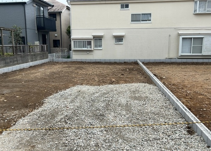 現在は更地となっています。現地をご見学に行く際は、道路の幅や周辺の交通量、施設などをご確認頂くことをおすすめします！ある程度イメージをつけたいという場合は、同売主の施工事例や完成パースもお見せします。