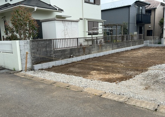 庭のある家に住むことのメリットとして、子どもたちの遊び場を確保できること、ガーデニングや家庭菜園を楽しめること、明るさを確保できることがあります。また、配置を工夫することでプライバシーが確保できます。