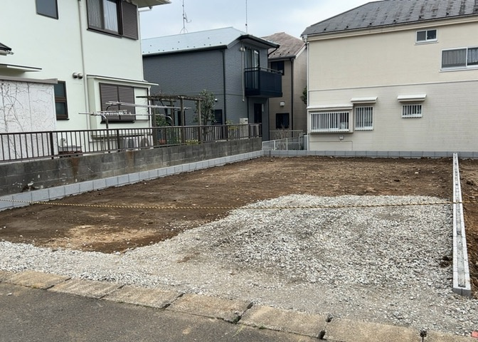 玄関は、狭すぎると複数人で使いにくく、広すぎても無駄な空間になりがちです。最低2畳を目安にして、家の広さとの兼ね合いや家族の人数を考慮して決めるとよいでしょう。現地を見学して快適な玄関を選びましょう！