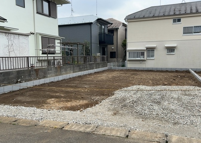 玄関ポーチにおいて最も重視すべきと言っても良いのが広さです。適切な広さの玄関ポーチでないと外見的なバランスは崩れてしまいますし、何より使いにくくなってしまいますので、現地で実際に下見をしてみましょう！