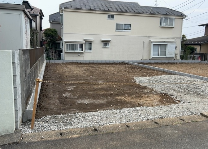 住宅用の土地では前面道路に2m以上接していなければならないと法律で定められています。しかし、お持ちの車のサイズやライフスタイルなどにより、2mでは利便が悪い場合もございますので、事前に確認しましょう。