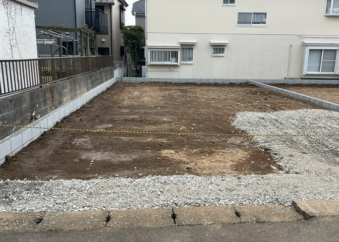 お持ちの車種によっては前面道路が広い方が便利でしょう。しかし、前面道路が広ければその分交通量が多くなるため、騒音などが気になる場合があります。実際に現地を見学し、周辺交通量や騒音などを確認しましょう！