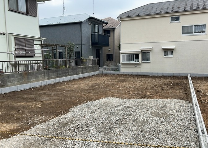 玄関は家の顔でもあり、家族以外の目にも止まる場所です。玄関は外との間を仕切る扉、靴などをしまっておく収納スペース、靴脱ぎのたたきスペース、来客とのやり取りをするドアホンなど複数のアイテムからなります。