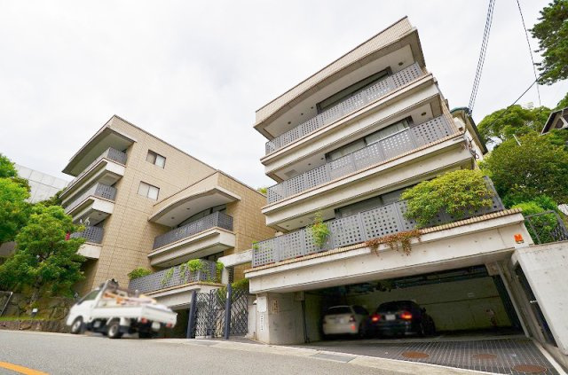 鉄筋コンクリート造4階建です