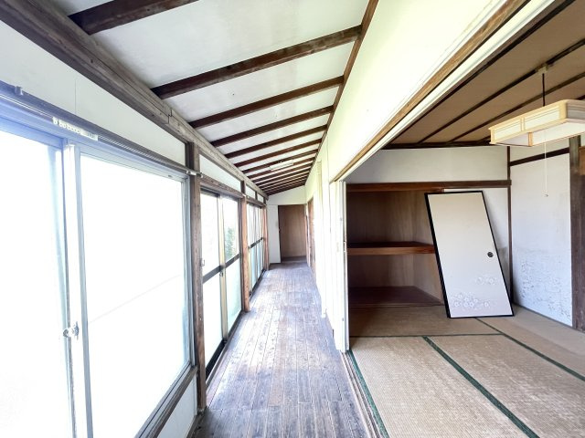 通路は背の高い窓が多くついており、明るい印象です。