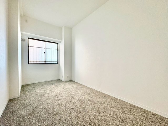 北西側洋室　5.4帖　2面採光で開放感あるお部屋です。