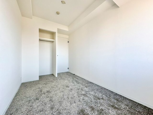 洋室　4.7帖　全居室収納で収納豊富です。