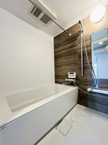 木目調のアクセントパネルで、お部屋のようなリラックス空間を演出するバスルームです。