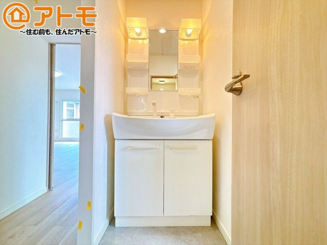 洗面所って朝に混み合いませんか？広々とした脱衣所で朝の時間を少しお手伝い♪