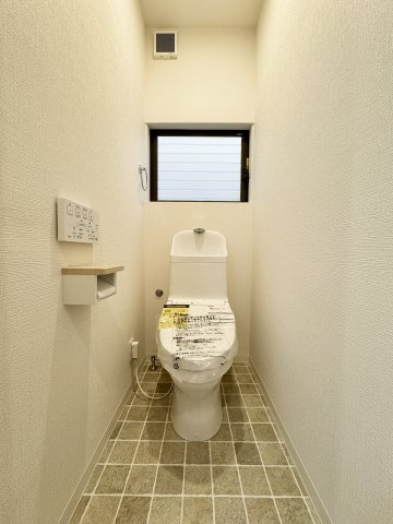床のパネルがアクセントとなった、おしゃれなトイレです。