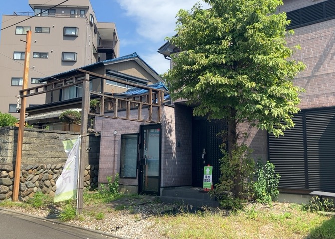 土地の形が極端に長細かったり、狭小地、あるいは道路との高低差がある傾斜地だった場合、後々売ろうとしても買い手がつかない場合もあります。後々、売却することになった時に価値の下がらない土地を選びましょう。