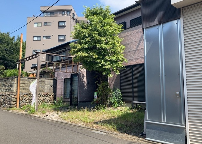 土地の面積＝住宅面積ではありません。建ぺい率の問題などで、土地のある場所によって住宅を建てられる面積は限られています。高さもしかり、「土地」という言葉の中には、建築条件も含まれると考えておきましょう。