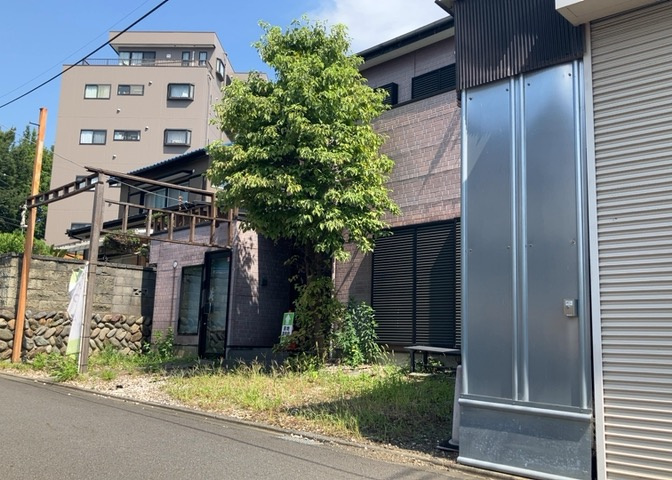 家を建てる場合、方位は要チェックです。現実的に日当たりのよい家ならばリビングは南側、建築基準法でも北側に当たる家への配慮は求められています。土地を見学に行く際は、方位磁針を持って行くようにしましょう。