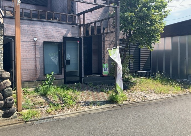 土地を買う際、住む地域の自治体や福祉の補助制度にも注目してみましょう。子供や老人の医療補助やゴミ出しのルールなど、自治体によってルールに大きな違いがあるため、暮らしやすい土地で判断するとよいでしょう。