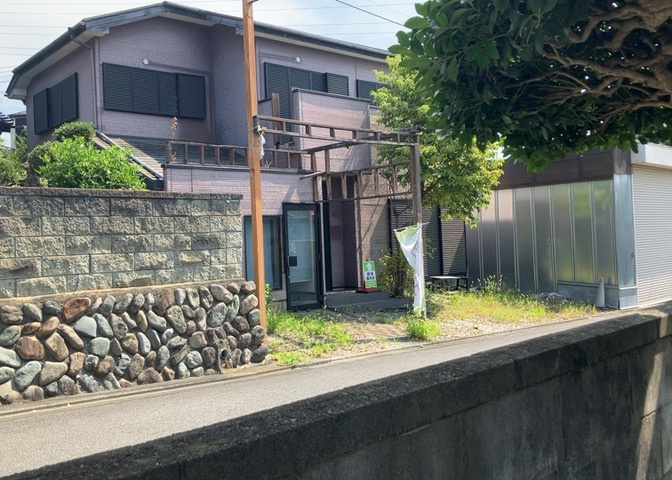 土地の前の道路に消火栓が設置されていることがあります。この場合、道路交通法第45条第1項により、駐車禁止の場所が指定されています。そのため、車庫などの駐車スペースをつくることができない場合があります。