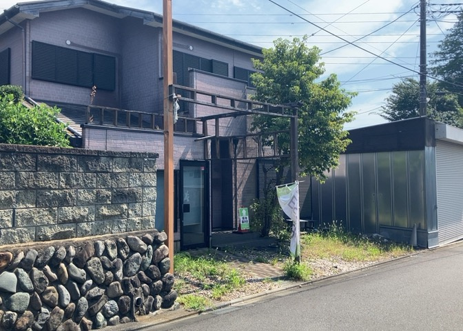 現地に行くなら、物件の周囲の地形がどうなっているかを見ることも大切です。周辺より低くなっている土地では、大雨などで水が集まりやすいため、地盤が弱くなっているということも考えられるため、注意が必要です。