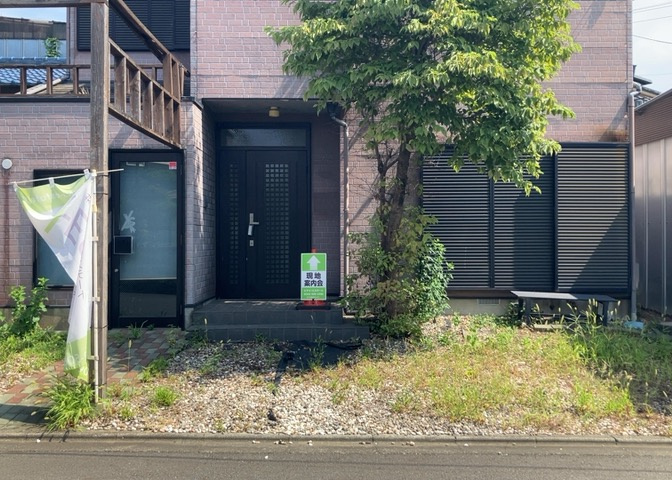 土地購入を検討されている場合、境界杭がない状態で購入してしまうと境界確定測量をする必要があり、費用がかかります。購入の前に、売主、隣土地所有者立ち合いのもと境界を確定し境界杭を設置するのがベストです。