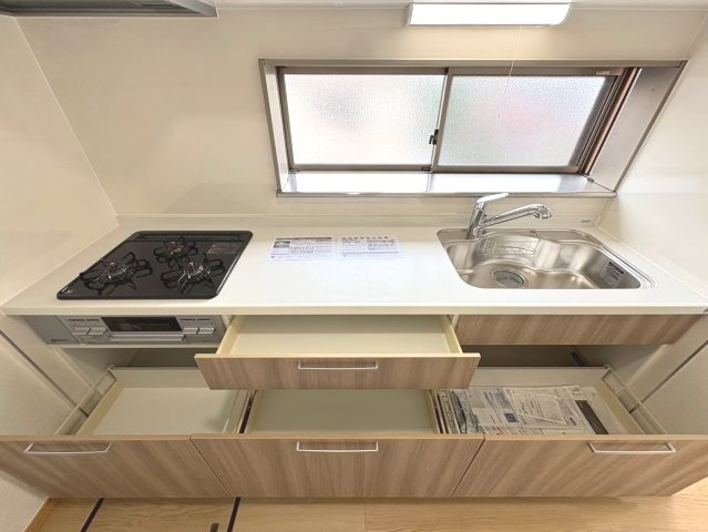 調理道具や調味料もすっきりしまえる、収納力のあるキッチン。