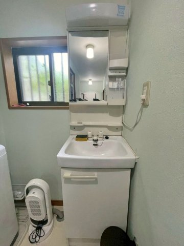 洗面室は窓付きで換気も安心です！　平成26年3月洗面台リフォーム歴あり。