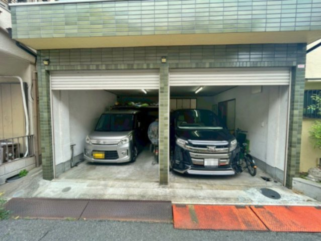 駐車2台可能スペースがございます！　シャッター付き車庫で大切なお車も安心です。