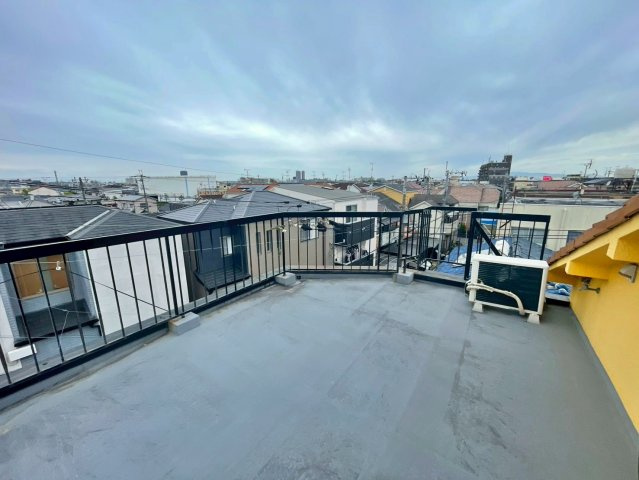 屋上：広々ルーフバルコニー付きです。　洗濯物もたっぷり干すことができます。