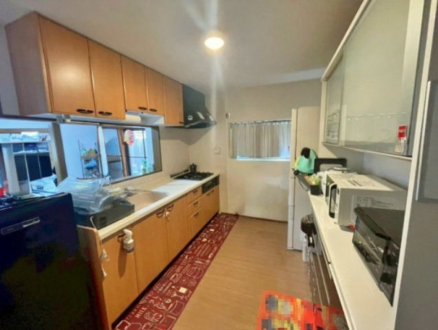 キッチンスペースは広く、お料理もはかどります！　上下に収納付きで調理器具もすっきりです。