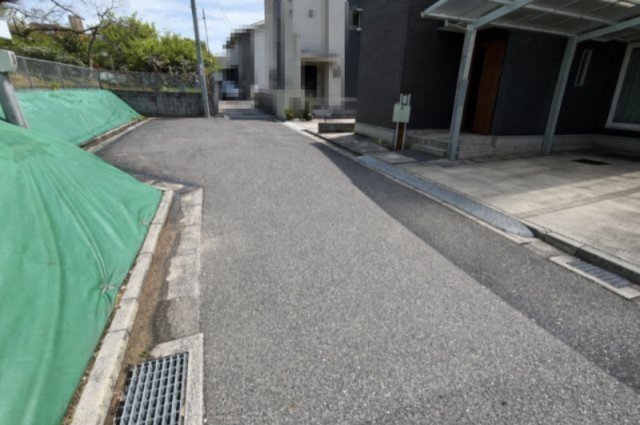 前面道路は幅員約4.2ｍの位置指定道路となっており、車の通行や出入りもスムーズに行える環境です。交通量も比較的落ち着いており、安心して生活できる住環境が整っています。周辺は整った街並みが広がります。