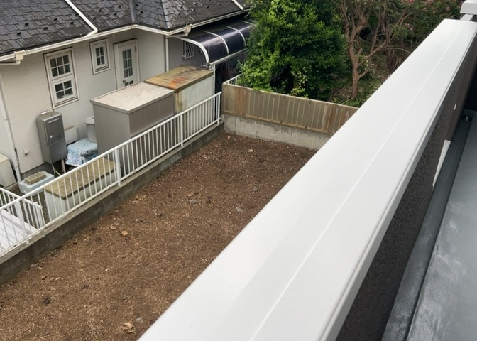 第一種低層住居専用地域ならではの落ち着いた住環境が広がり、前面に高い建物がないため開放的な眺望を楽しめます。風通しも良好で、季節ごとの空の移り変わりを感じながら穏やかに暮らせるロケーションです。