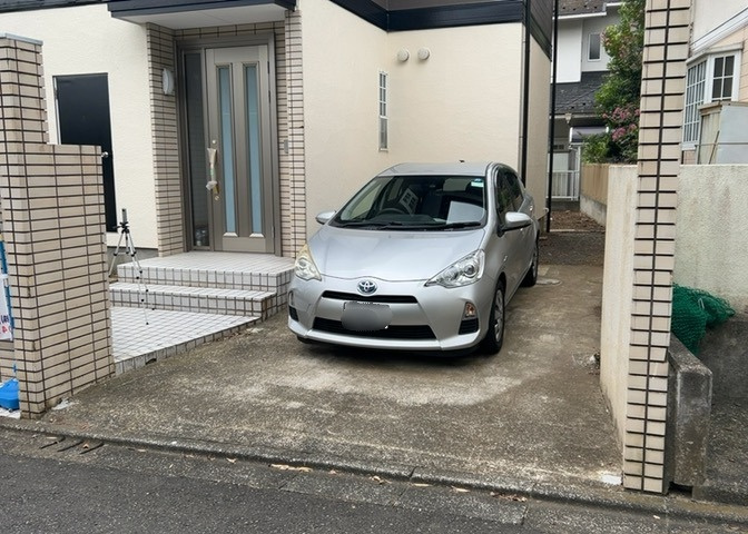 敷地内にはカースペースが完備されており、お持ちのお車の駐車が可能です。北側公道は幅員約4.3mあり、前面道路の交通量も少なめな住宅地のため、焦らず落ち着いて車の出し入れや切り返しを行うことができます。