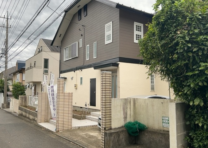 北側の前面道路は幅員約4.3mの公道となっており、舗装された歩道や街路が整っています。周辺は閑静な住宅街で交通量が少なく、小さなお子様がいるご家庭やお年寄りの徒歩移動時にも安心して通行できます。