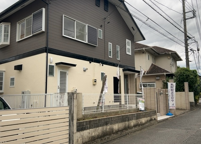 前面道路から敷地へのアプローチ部分は平坦地となっており、階段や急な傾斜がありません。街並みが整った静かな住環境で、車での出入りもスムーズに行えます。現地周辺の雰囲気や生活利便性をぜひご確認ください。