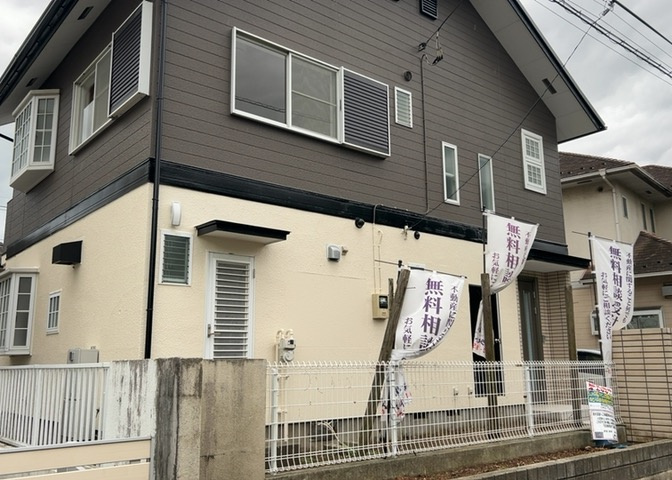 1990年8月建築の木造2階建て住宅です。2026年7月完了予定の屋外リフォームにおいて、外壁や屋根の塗装工事が実施されます。南向きの明るい敷地配置と重厚感のある佇まいが魅力的な中古戸建になります。