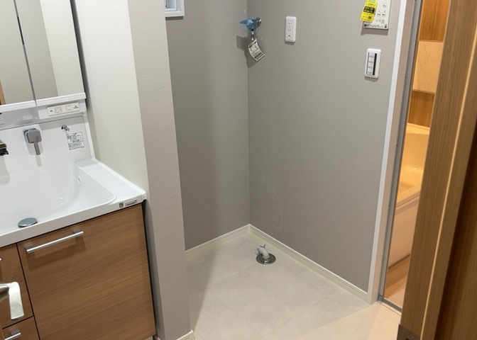 洗濯機設置スペースの周辺は脱衣所と隣接しており、洗濯物の分別や洗剤の収納がしやすい設計です。2026年7月には壁・床の内装が刷新される予定で、毎日の洗濯作業を快適かつ清潔に行うことができます。