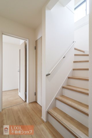 階段は手すり付き・折り返し設計。安全性の確保はもちろんのこと、住む人にとって上りやすく不便を感じない造りです。