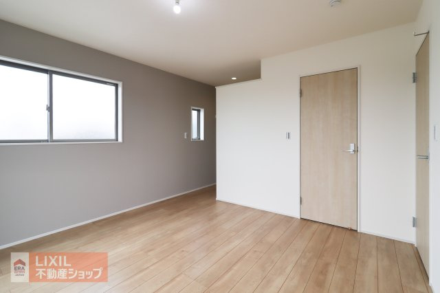 主寝室には収納スペースも完備しているので、ご夫婦の衣類などがすっきりと片付きます。ぐっすりと眠り、身体を休める心地良い寝室にぴったりです！