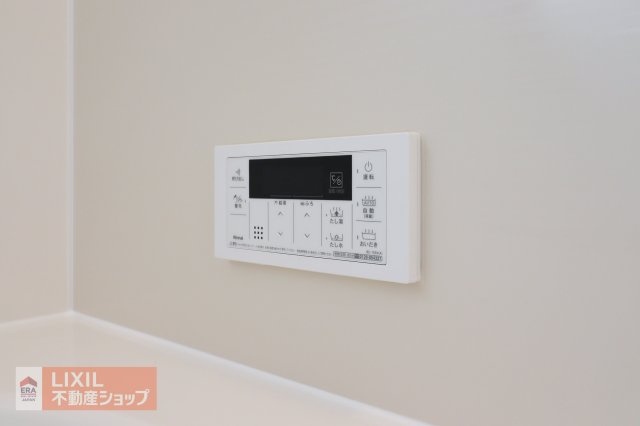 オートバスリモコンです。スイッチ1つで一定量の湯を浴槽に張ったり、保温や追い焚きをすることができるシステムが付いています。浴室以外からでも楽々操作が出来ます♪