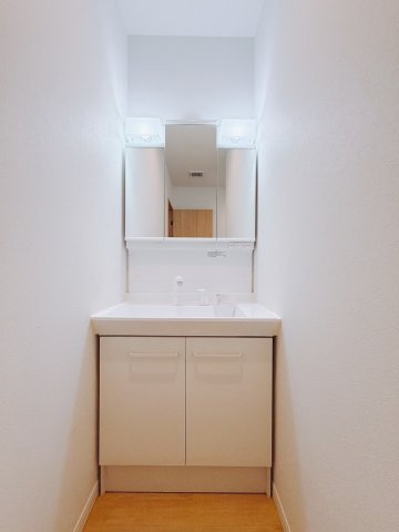 ■洗面室｜三面鏡の洗面台は鏡の裏が収納ポケットになっているので、ヘアケア用品や歯ブラシなどでごちゃつきがちな洗面台周りがスッキリ片付きます。　
