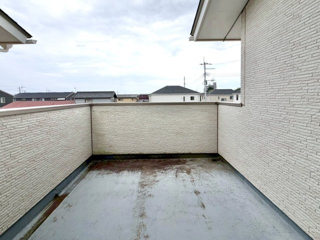 ■バルコニー｜ワイドバルコニーは、溜め込んでしまったお洗濯物を一気に干すことができるくらいのスペースがあります。二部屋から出入り可能なのでお布団などもラクラク干せますね♪